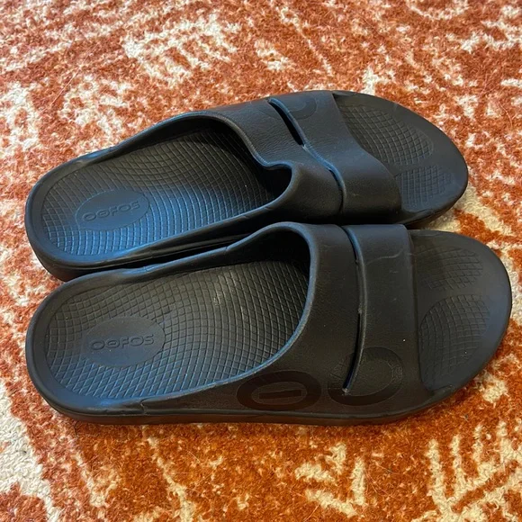 EUC Oofos Black Slides Sandals M10/W12 OOFOS | Shoes | Euc Oofos Black Slides Sandals Mw12 | Poshmark main image 4